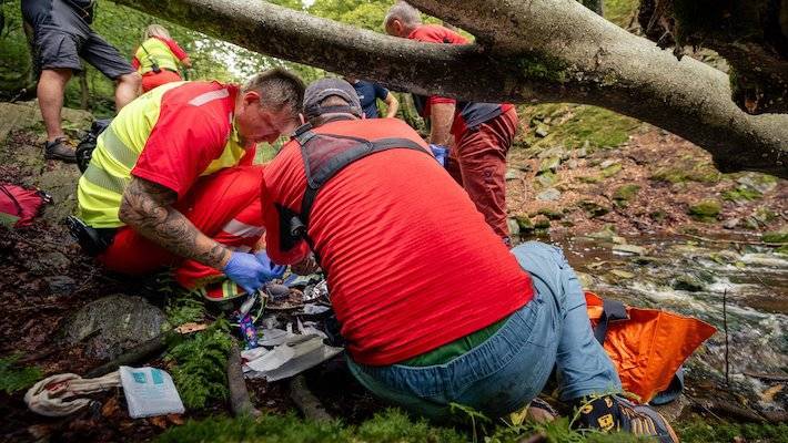 Turista se zranil v nepřístupném terénu. Záchranáři museli kilometr stoupat po uzavřené stezce