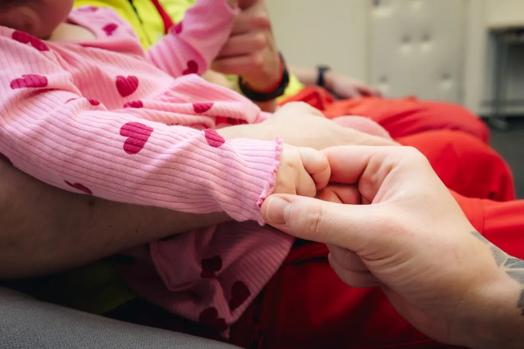 Slzy dojetí v Hradci: Záchranáři poprvé chovali miminko, které se narodilo po boji o život jeho maminky