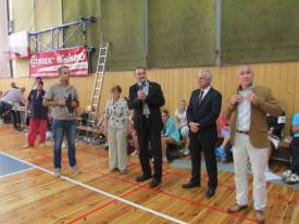 Hosté sportovního utkání se svým vstupem: senátor Miroslav Antl, starosta Rychnova nad Kněžnou Jan Skořepa a předseda Českého volejbalového svazu Zdeněk Haník