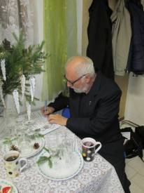 pedagog a historik Josef Ptáček podepisuje pamětní list knihovny