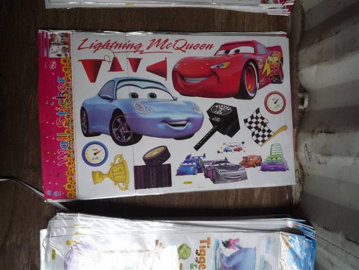 Kontejner ukrýval padělky textilu a hraček