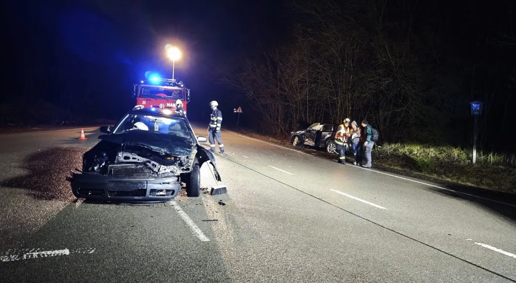 Večerní srážka dvou aut na křižovatce Úhor u Deštného. Posádky včetně dětí vyvázly bez zranění