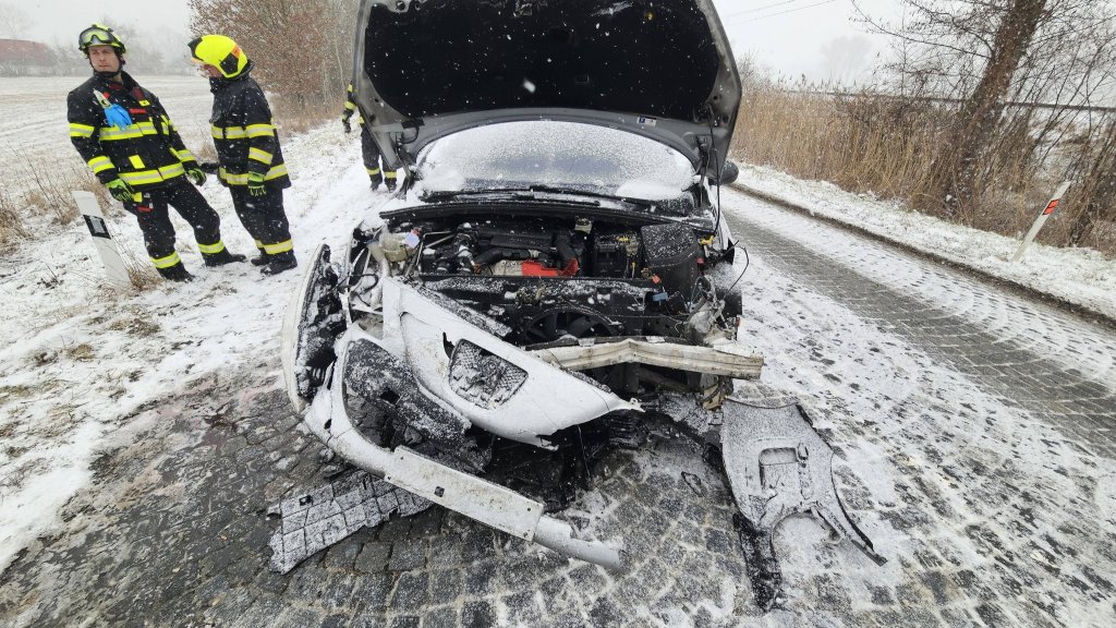 Sníh zaskočil řidiče. Dopravní nehoda na „kočičích hlavách” u Třebechovic zablokovala silnici