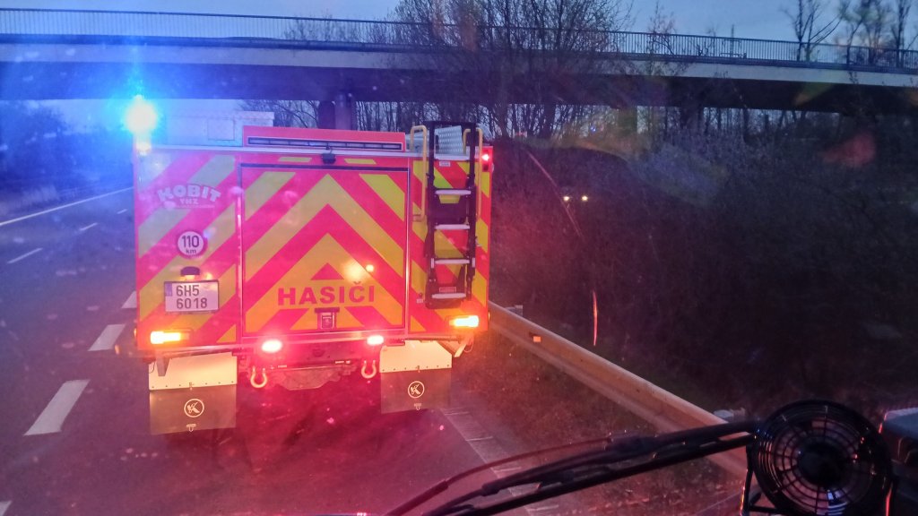 Zbytečný výjezd v Hradci Králové: Poplach u Hradubické silnice způsobil nehlídaný oheň