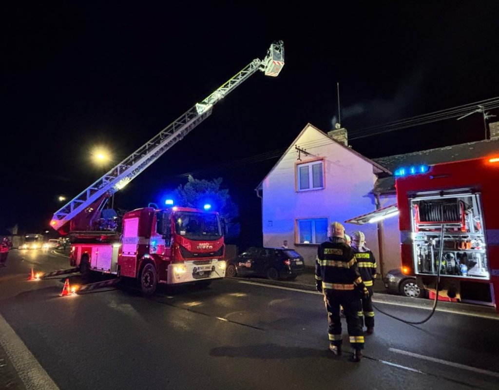 Častolovičtí hasiči v noci vyjížděli k požáru sazí v komíně, probudili spícího majitele