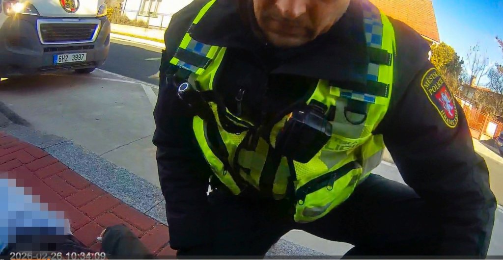 Dívka po výstupu z autobusu náhle zkolabovala. Zachránila ji pohotovost kamarádek a strážníků