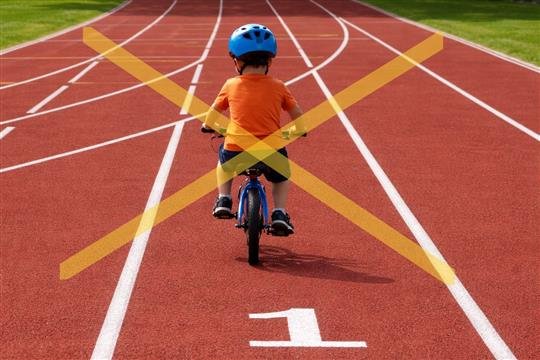 Kolečka ničí tartan. Správci stadionu prosí rodiče: nechte dětská odrážedla doma, ničíte tím drahý povrch